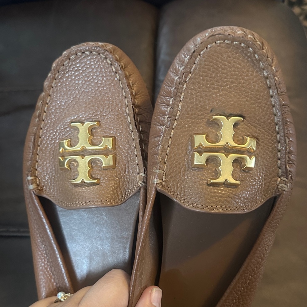 Tory Burch everly tan Leather Loafers with Gold Logo - Picture 8 of 15
